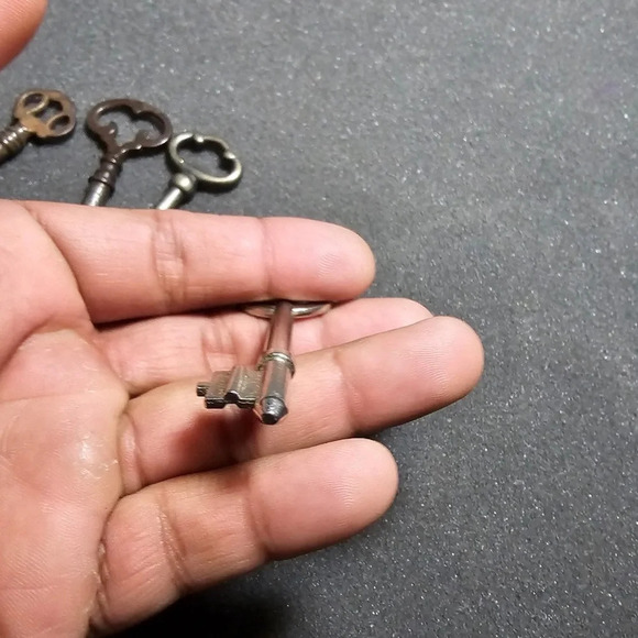 LOT OF 4 VINTAGE OPEN BARREL SKELETON KEYS BOW FANCY ORNATE  ANTIQUE - Picture 10 of 11